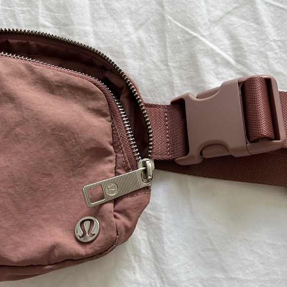 Lululemon Everywhere Belt Bag 1L - Picture 3 of 4